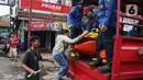 Sejumlah personel petugas gabungan disiagakan untuk membantu warga yang akan melintasi ruas jalan tersebut. (Liputan6.com/Angga Yuniar)