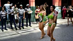 Aktivis Ethical Treatment of Animals alias PETA berkampanye di jalanan Havana, Kuba, Kamis (2/3). Mereka mengajak masyarakat untuk beralih dengan gaya hidup vegetarian. (AP Photo/ Ramon Espinosa)