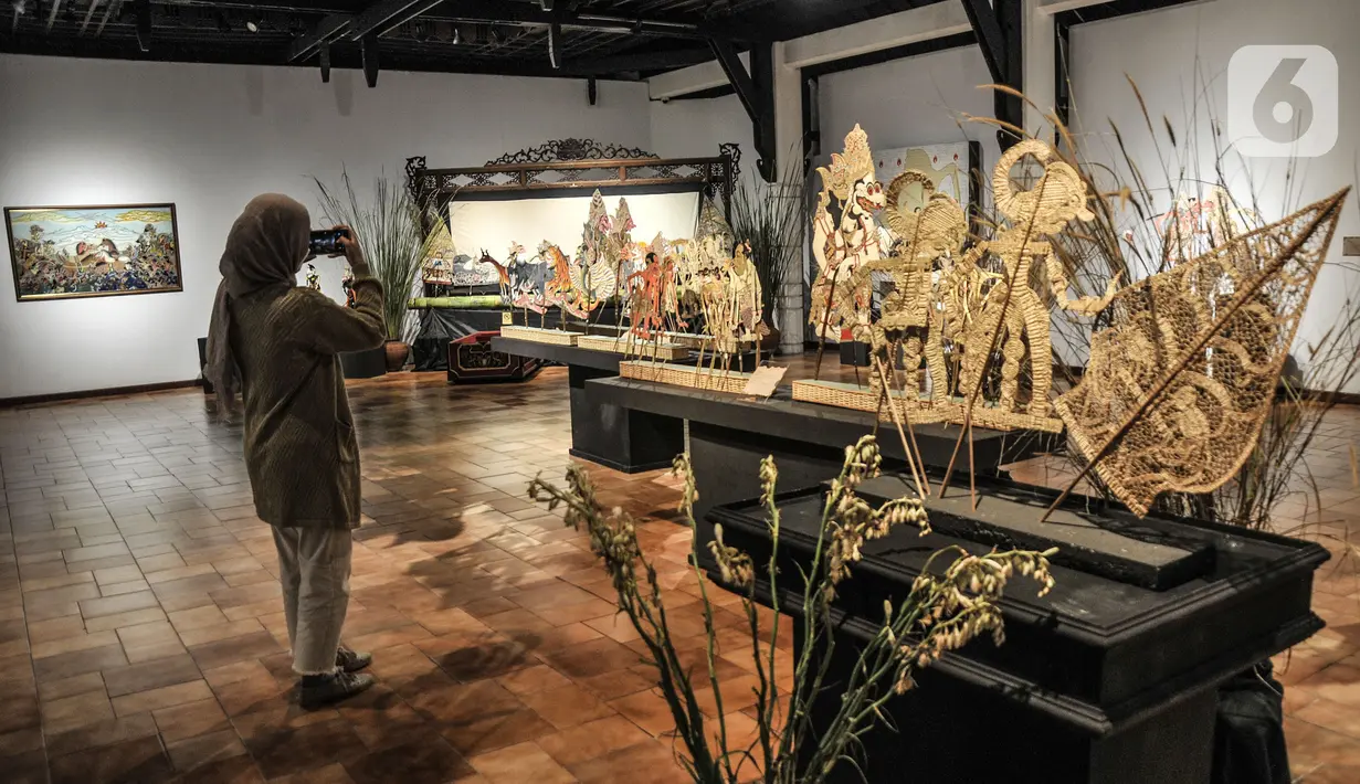 Pengunjung mengamati salah satu koleksi wayang yang ditampilkan dalam pameran 'Wayang Rupa Kita' di Bentara Budaya, Palmerah, Jakarta, Senin (22/11/2021). Pameran menghadirkan berbagai jenis wayang mulai dari wayang kulit, wayang golek, serta wayang suket (rumput). (merdeka.com/Iqbal S. Nugroho)