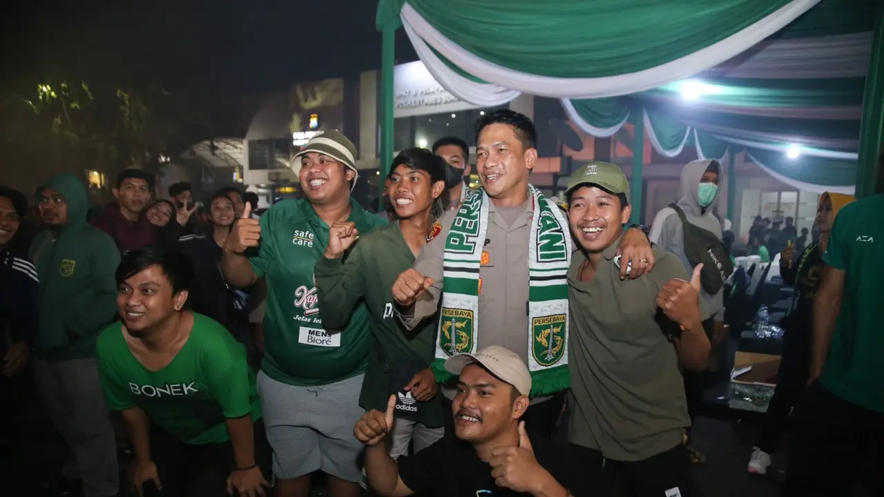 Kapolrestabes Surabaya Kombes Pol Akhmad Yusep Gunawan bersama Bonek pendukung Persebaya. (Dian Kurniawan/Liputan6.com)
