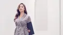 <p>Nikita Willy tampil dengan heels hitam berdetail bulu, dipadukan atasan model kimono dan rok panjangnya. Credit: Instagram (@nikitawillyofficial94)</p>