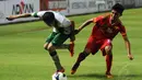 Pemain Timnas Indonesia U-19, Paulo Oktavianus Sitanggang berebut penguasaan bola dengan Chit Hla Aung (Myanmar) di laga persahabatan yang digelar di Stadion GBK Jakarta, (7/5/2014). (Liputan6.com/Helmi Fithriansyah)