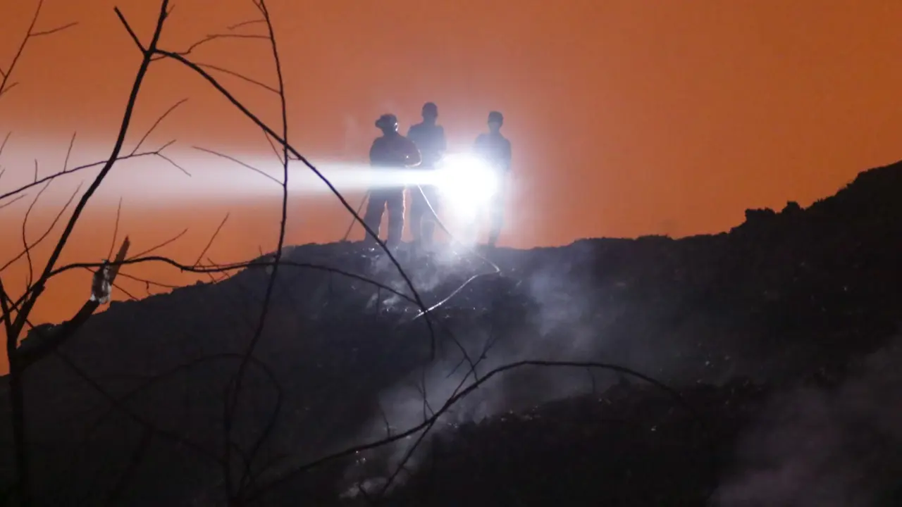Hingga Tengah Malam, TPA Rawa Kucing Tangerang Masih Terbakar Hebat