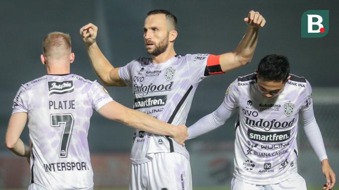 Pemain Bali United, Ilija Spasojevic (tengah) melakukan selebrasi usai mencetak gol ke gawang Borneo FC dalam laga pekan ke-5 BRI Liga 1 2021/2022 di Stadion Indomilk Arena, Tangerang, Selasa (28/09/2021). Kedua tim bermain imbang 1-1. (Bola.com/Bagaskara Lazuardi)