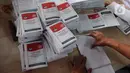KPU Jakarta Timur melibatkan 300 orang pekerja pelipatan yang didominasi oleh emak-emak yang berprofesi sehari-hari sebagai ibu rumah tangga. (merdeka.com/Imam Buhori)