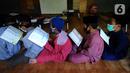 Anak-anak melakukan setoran ayat Alquran saat kegiatan homeschooling berbasis pesantren Paket A di Skoba Madani, Parung, Bogor, Rabu (14/4/2021). Bulan Ramadhan, umat muslim memperbanyak ibadah terutama membaca dan mengkaji kandungan Alquran. (merdeka.com/Arie Basuki)