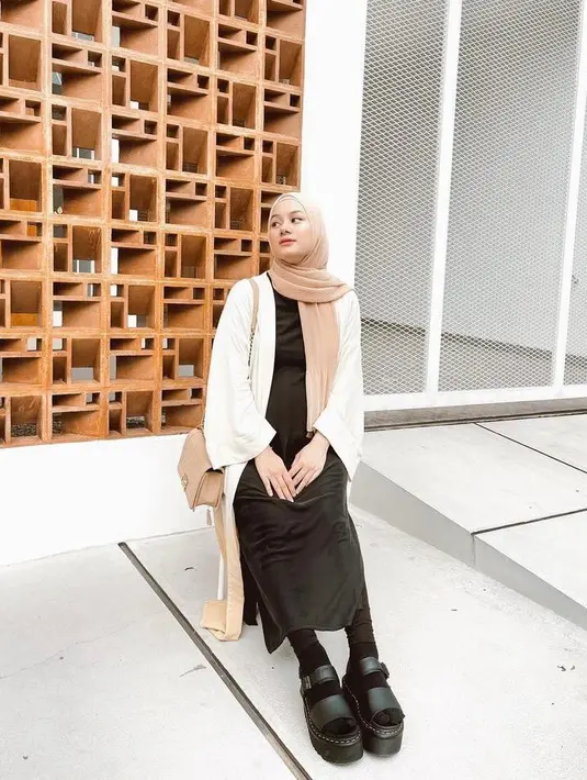 Ide outfit bumil yang kece, bisa tiru gaya Dinda Hauw satu ini. Padukan cardigan panjang warna putih dengan dress warna hitam. Untuk hijab, pilih warna yang lebih muda. (Instagram/dindahw).