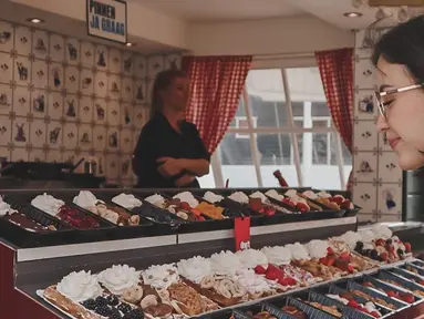 Saat berada di kota Volendam, Belanda, Kimberly Ryder menatap es krim dengan berbagai rasa dan topping yang berada di depannya. Dessert yang tampak lezat ini juga bikin netizen ikutan ngiler melihatnya. Selain itu, beberapa mengaku salfok melihat wajah ibu dua anak ini yang masih bak ABG. (Liputan6.com/IG/@kimbrlyryder)