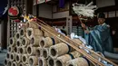 Seorang pendeta Shinto mendoakan Tezutsu hanabi atau kembang api genggam di Kuil Yoshida sebelum Festival Toyohashi Gion di Toyohashi, Jepang, Jumat (20/7). (Yasuyoshi CHIBA/AFP)