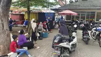 Sejumlah warga masih berdatangan di Markas Kostrad Cilodong, Kota Depok, meski pengobatal Ida Dayak telah di batalkan. (Dicky/Liputan6.com)