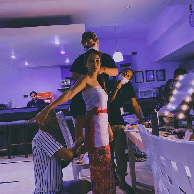 7 Pesona Estelle Linden dengan Busana Adat Indonesia Ini Tampil Menawan