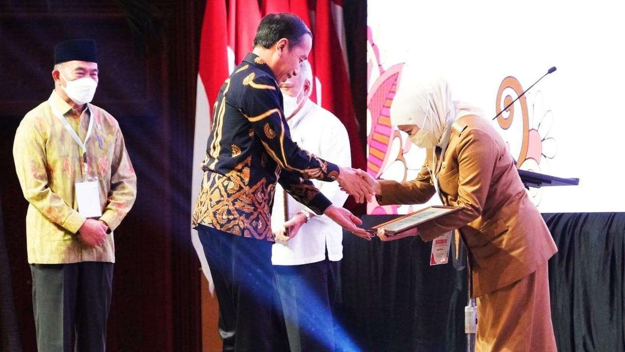 Khofifah saat menerima data P3KE (Pensasaran Percepatan Penghapusan Kemiskinan Ekstrem) dari Presiden Jokowi di JCC Jakarta. (Istimewa)