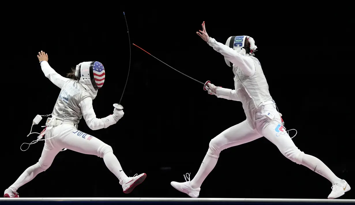 Atlet anggar Rusia Inna Deriglazova (kanan) dan atlet anggar Amerika Serikat Lee Kiefer bersaing dalam final anggar individu putri Olimpiade Tokyo 2020 di Chiba, Jepang, 25 Juli 2021. Lee Kiefer keluar sebagai juara. (AP Photo/Hassan Ammar)