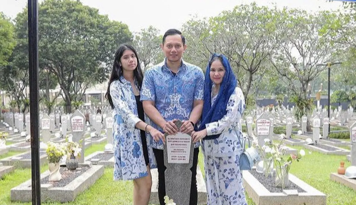 Dara yang lahir pada 17 Agustus 2008 ini, kerap tampil elegan misalnya mengenakan kemeja oversize batik yang dijadikan outer dipadukan inner dress hitam.  (@annisayudhoyono)