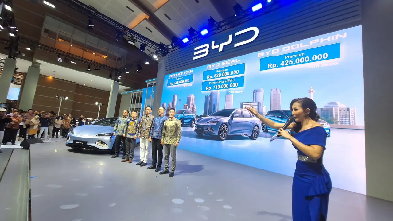 BYD mengumumkan harga tiga mobil listriknya di Indonesia, yaitu Atto 3, Dolphin, dan Seal pada IIMS 2024