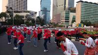 Puluhan ribu warga meramaikan tarian poco-poco di acara CFD Jakarta.