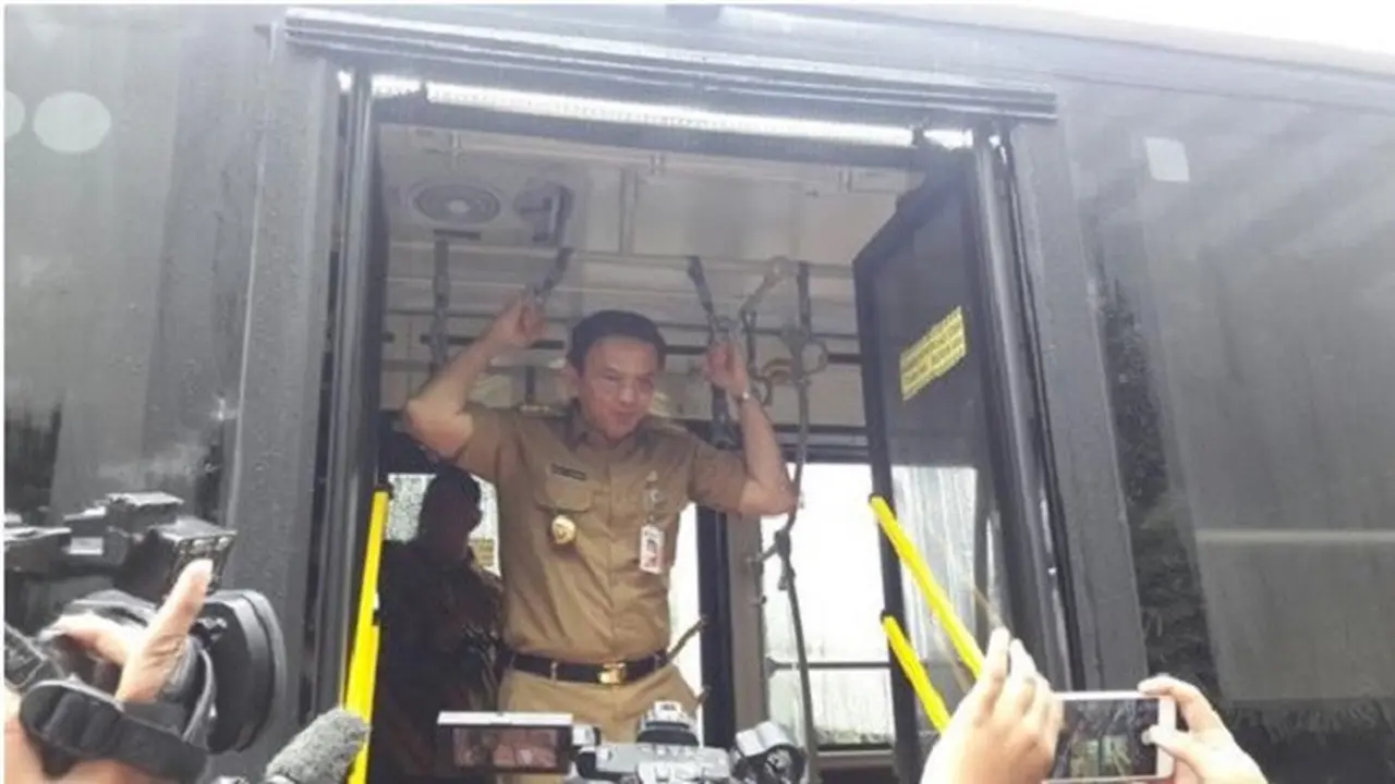 Datang Naik Transjakarta, Ahok Kejutkan Warga