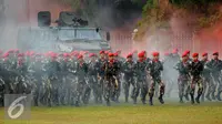 Ratusan prajurit Kopassus bersiap mengikuti upacara Penyematan Brevet Komando kepada KSAD Jenderal TNI Mulyono di Makopassus, Cijantung, Jakarta, Jumat (25/9/2015).Jenderal TNI Mulyono mendapat tiga brevet kehormatan. (Liputan6.com/Helmi Fithriansyah)