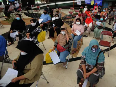 Warga menunggu untuk mengikuti vaksinasi Covid-19 di Setu Babakan, Jagakarsa, Jakarta Selatan, Senin (14/06/2021). Hari ini lebih dari 400 warga seputar Setu Babakan divaksin oleh Dinkes Jakarta Selatan dalam rangka  rangka percepatan vaksinasi Covid-19. (merdeka.com/Arie Basuki)