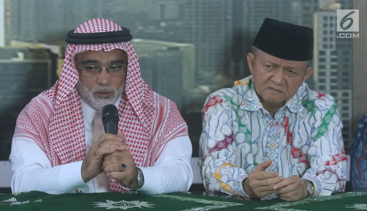 Dubes Arab Saudi untuk Indonesia, Osama bin Mohammed Al-Shuaibi (kiri) menjawab pertanyaan di Kantor PP Muhammadiyah, Jakarta, Selasa (13/11). Osama memberi keterangan terkait Habib Rizieq dan jamaah haji Palestina. (Liputan6.com/Helmi Fithriansyah)