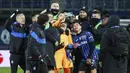 Para pemain Atalanta merayakan kemenangan atas Lazio pada laga Coppa Italia di Stadion Gewiss, Rabu (27/1/2021). Atalanta menang dengan skor 3-2. (Stefano Nicoli/LaPresse via AP)