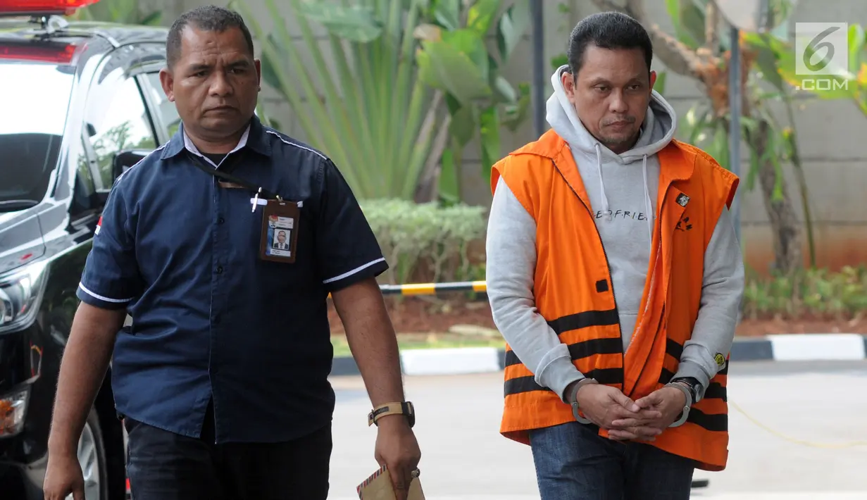 Staf PT INTI Taswin Nur (kanan) tiba untuk menjalani pemeriksaan di gedung KPK, Jakarta, Kamis (8/8/2019). Taswin Ndiperiksa perdana oleh KPK pascapenahanan sebagai tersangka kasus dugaan korupsi pengadaan pekerjaan Baggage Handling System (BHS) di PT Angkasa Pura Properti. (merdeka.com/Dwi Narwoko)