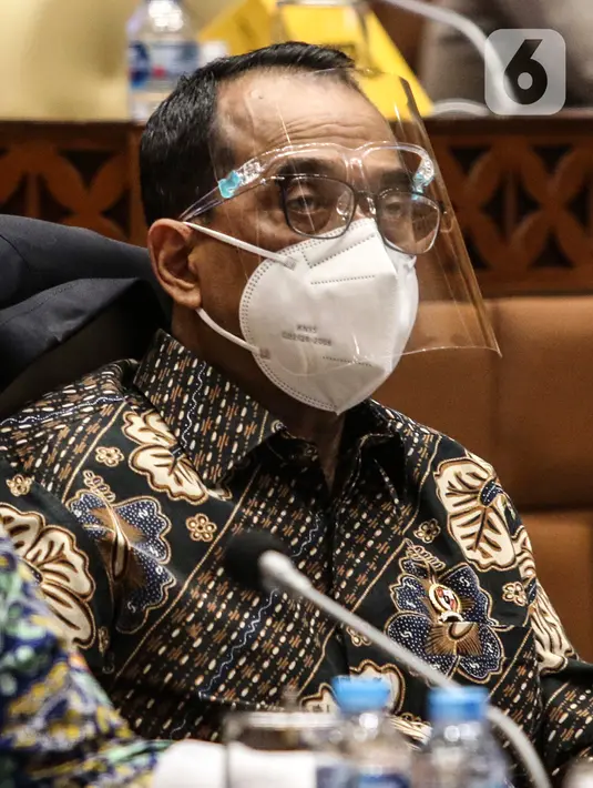Menteri Perhubungan Budi Karya Sumadi mengikuti Rapat Dengar Pendapat bersama Komisi V DPR RI di Kompleks Parlemen Senayan, Rabu (25/11/2020). Rapat membahas kesiapan infrastruktur dan transportasi saat libur Natal 2020 dan Tahun Baru 2021 di tengah Pandemi Covid-19. (Liputan6.com/Johan Tallo)