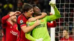 Penjaga gawang Manchester United Andre Onana (kanan) merayakan bersama rekan satu timnya setelah melakukan penyelamatan tendangan penalti pada pertandingan sepak bola Grup A Liga Champions antara Manchester United dan Copenhagen di Stadion Old Trafford, Manchester, Inggris, Selasa (24/10/2023). (AP Photo/Dave Thompson)