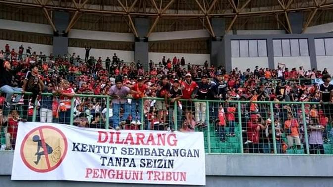 Spanduk Nyeleneh di Pertandingan Persija VS PSIS (Sumber; Twitter/ilhamdysis)