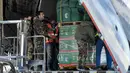 Sejumlah paket bantuan kemanusiaan yang disediakan oleh Arab Saudi untuk para korban gempa bumi Turki dan Suriah diturunkan dari pesawat angkut Ilyushin Il-76TD di Bandara Internasional Aleppo, Suriah Utara, Selasa (14/2/2023). Sepekan pasca-gempa, jumlah korban jiwa merangkak naik hingga di atas 33 ribu orang dan diperkirakan akan terus bertambah. (AFP)