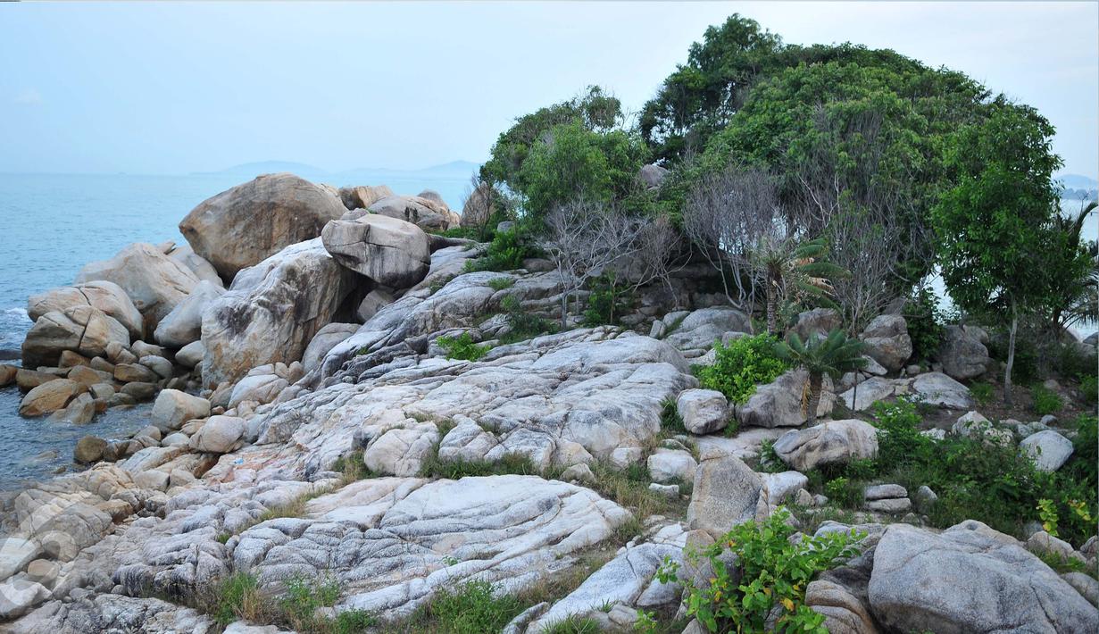 Di Pantai Parai Tenggiri terdapat hamparan pasir putih yang masih begitu bersih dan batu-batu granit yang masih alami. Batu-batu berukuran cukup besar dan alami tersebut semakin menambah kesan eksotiknya pantai ini. (Liputan6.com/Gempur M Surya)