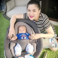 Vicky Shu bersama anak pertamanya,Abimanyu Manggala Nugroho Putro (Instagram/@vickyshu)