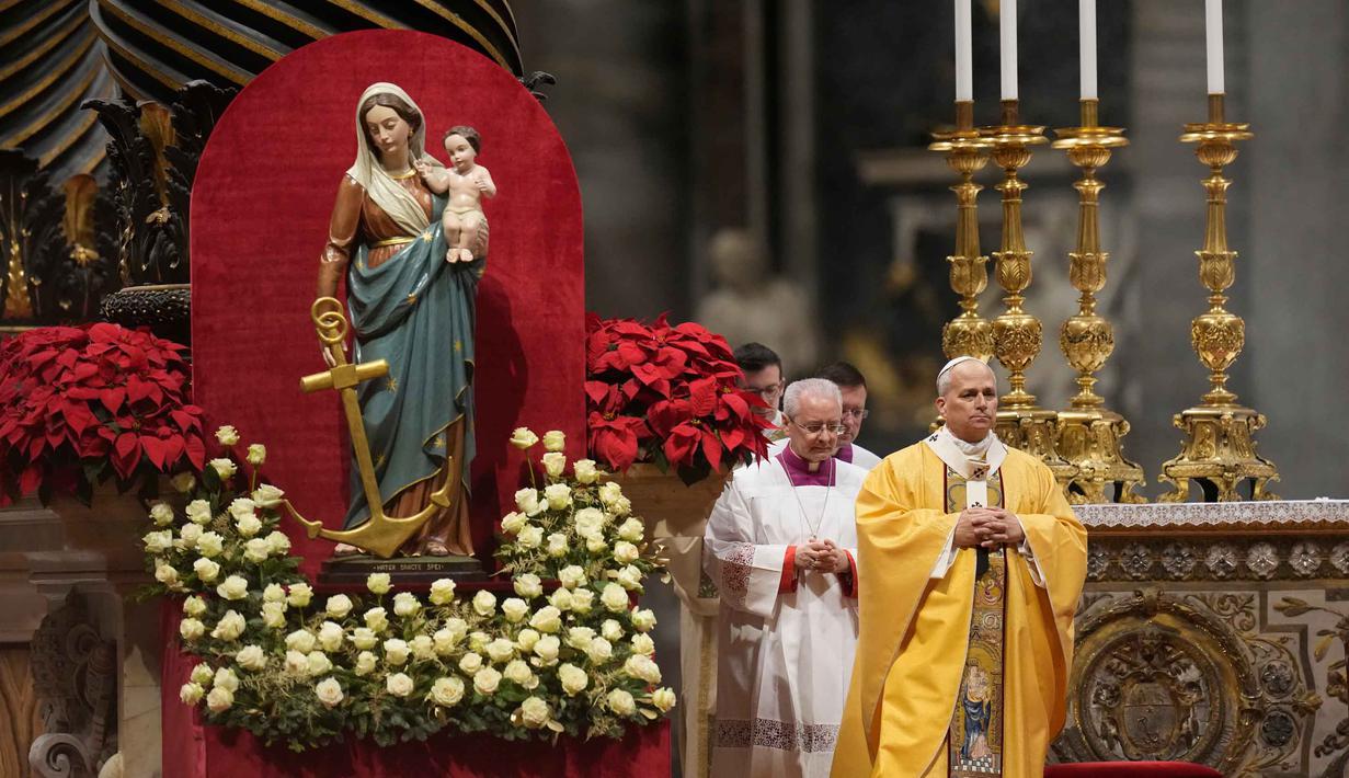 Perayaan Natal kali ini menjadi momen penting bagi Paus asal Amerika Serikat (AS), yang terpilih pada Mei 2025, untuk pertama kalinya menyampaikan pesan Natal dari takhta kepausan. Tampak dalam foto, Paus Leo XIV merayakan Misa Malam Natal di Basilika Santo Petrus, Vatikan, Rabu 24 Desember 2025. (AP Photo/Gregorio Borgia)