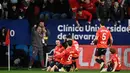 Jelang akhir pertandingan, pada menit ke-90, Stadion El Sadar kembali bergemuruh usai Raul Garcia berhasil mencetak gol yang memastikan Los Rojillos unggul 2-1 atas Real Madrid. Tampak dalam foto, penyerang Osasuna asal Spanyol, Raul Garcia (kiri), merayakan golnya selama pertandingan pekan ke-25 La Liga 2025/2026 melawan Real Madrid di Stadion El Sadar, Pamplona pada Sabtu 21 Februari 2026 waktu setempat atau Minggu (22/2/2026) dini hari WIB. (ANDER GILLENEA/AFP)