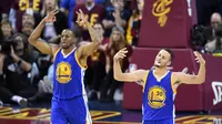 Guard Golden State Warriors, Stephen Curry (kanan) dan Andre Iguodala berrselebrasi saat laga kontra Cleveland Cavaliers di Quicken Loans Arena, Cleveland, Jumat (10/6/2016) dini hari WIB. (Reuters/Ken Blaze) 