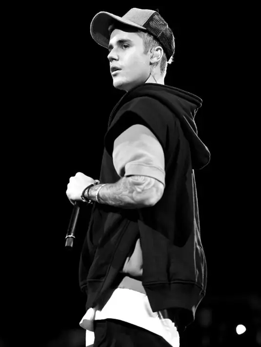 Melansir Ace Showbiz, Justin sudah kembali muncul terlihat di publik pasca menabrak seorang paparazzi. Justin terlihat sedang mengendarai mobil Mercedes G Wagon berwarna hitam miliknya. (AFP/Jason Merrit)