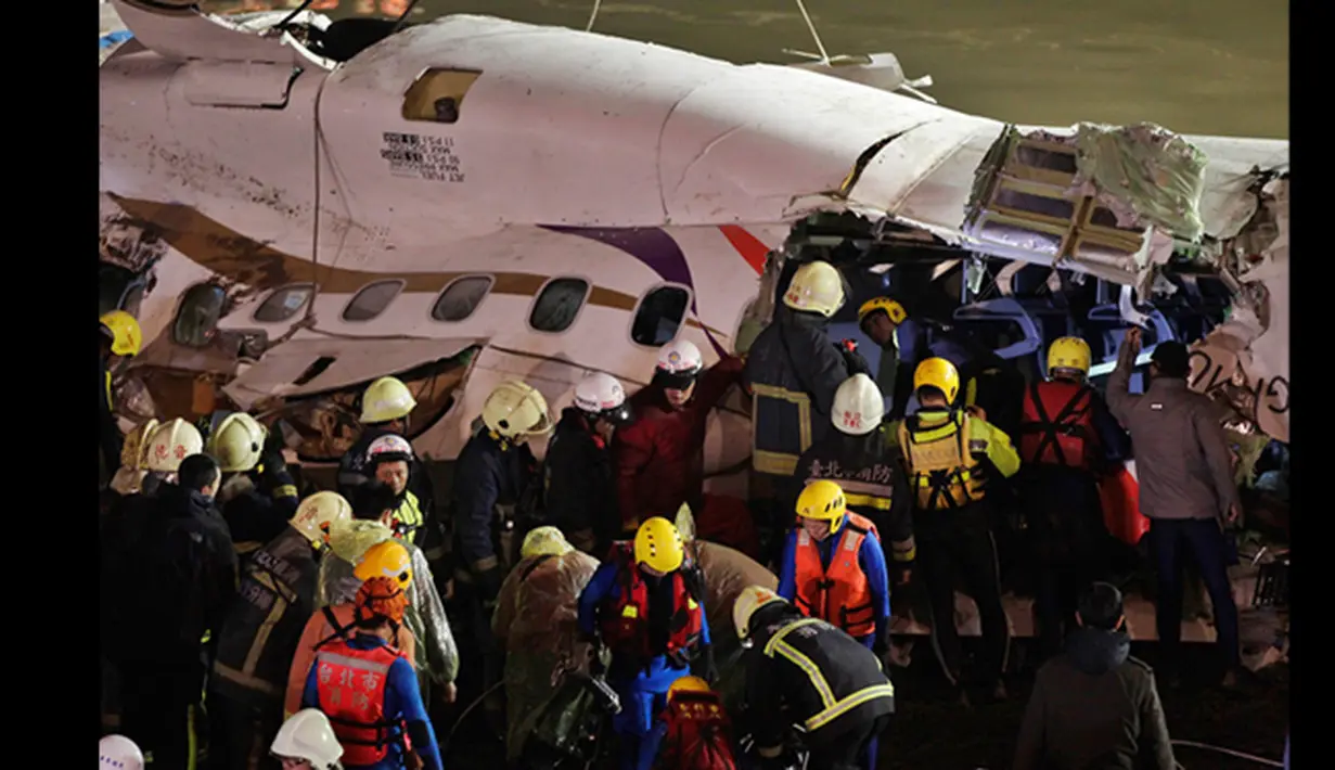 Tim penyelamat masuk kedalam pesawat TransAsia Airways turboprop ATR 72-600 yang jatuh disungai Taipe, Taiwan, Rabu (4/2/2015). Pesawat yang mengangkut 58 penumpang dan awak pesawat itu terhempas ke sungai saat hendak lepas landas. (REUTERS/Pichi Chuang)