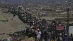 Pengungsi Palestina meninggalkan kota Gaza membawa barang-barang mereka di sepanjang jalan pesisir menuju wilayah selatan, Rabu 17 September 2025. (AP Photo/Abdel Kareem Hana)
