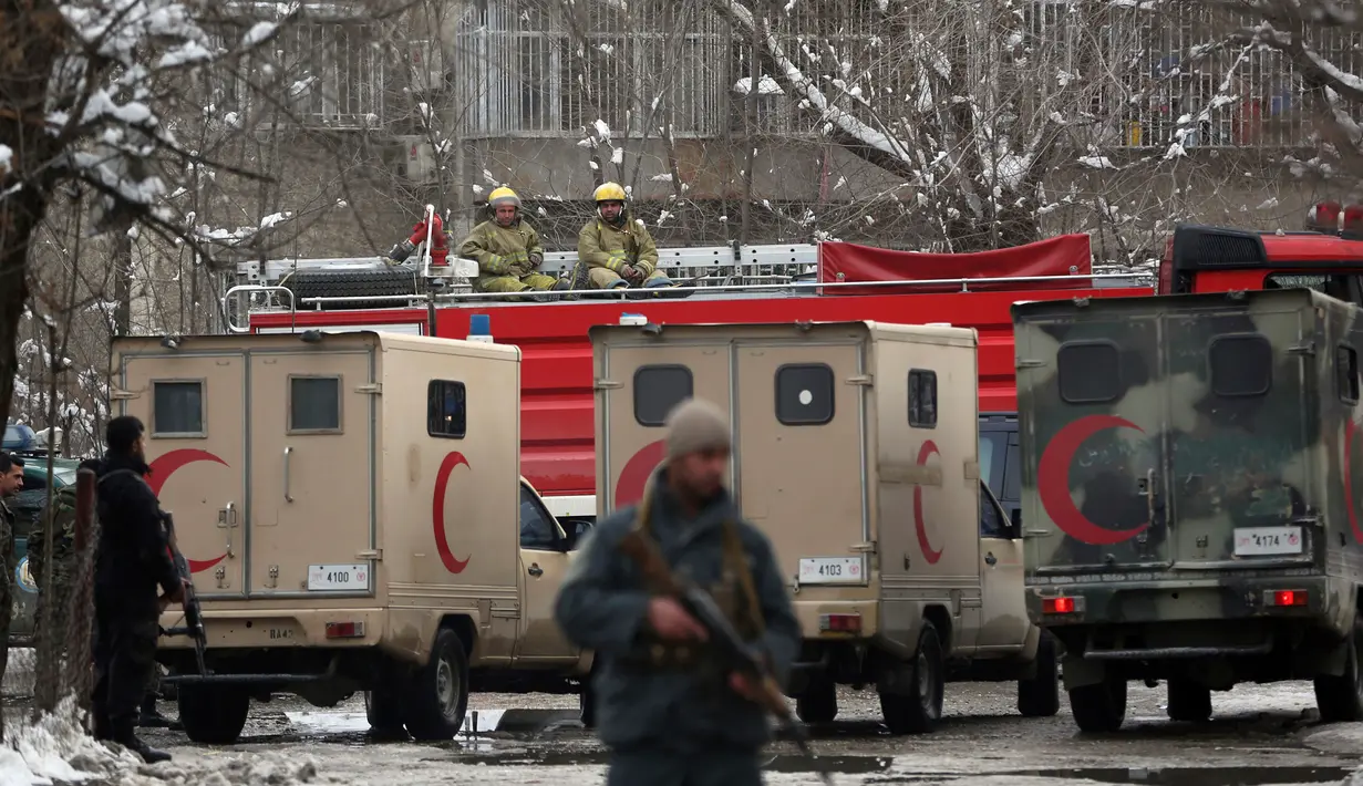 Sejumlah kendaraan terparkir setelah ledakan bom di kompleks Mahkamah Agung (MA) di ibu kota Afghanistan, Kabul, Selasa (7/1). Polisi mengatakan ledakan dilakukan bunuh diri menargetkan karyawan MA yang baru pulang kerja. (AP Photos/Massoud Hossaini)