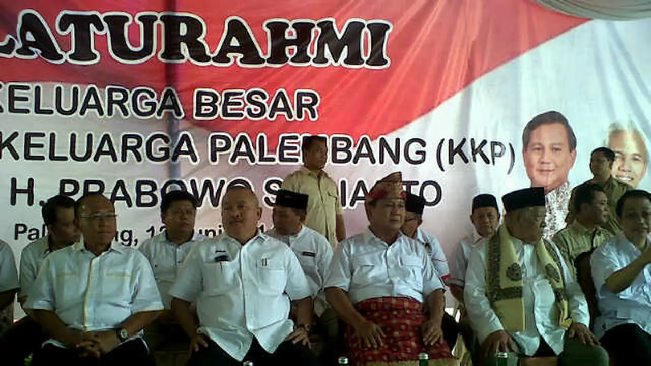 Kunjungi Tokoh Palembang, Prabowo Disematkan Songket dan Tanjak