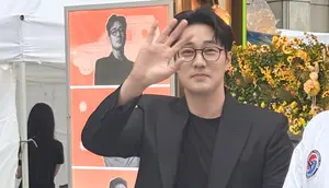 So Ji Sub Bagi-Bagi Emas ke Pemain & Staf "Agent Kim Reactivated"
