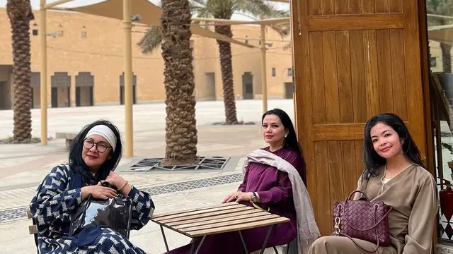 Gaya Niena Kirana Istri Menteri Olahraga Dito Ariotedjo saat Umrah. [@yanti.airlangga]