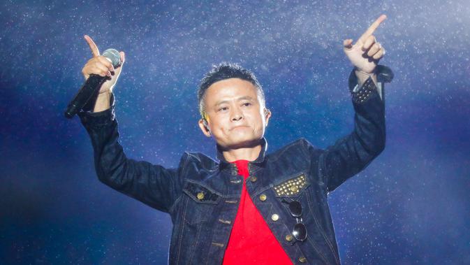 Ekspresi pendiri dan ketua eksekutif Alibaba Group, Jack Ma saat menyanyikan sebuah lagu dalam Festival Musik Yunqi di Hangzhou, China (11/10). Festival ini merupakan bagian dari Konferensi Komputasi di Kota Yunqi. (AFP Photo/STR/China Out)