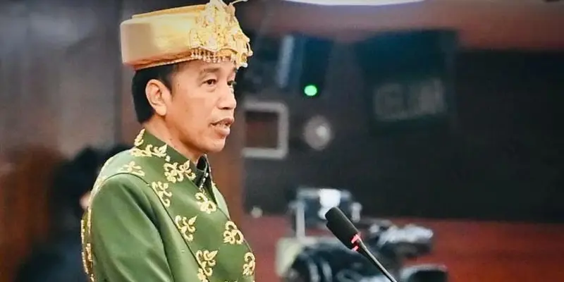Presiden Jokowi Berbaju Paksian Motif Pucuk Rebung.