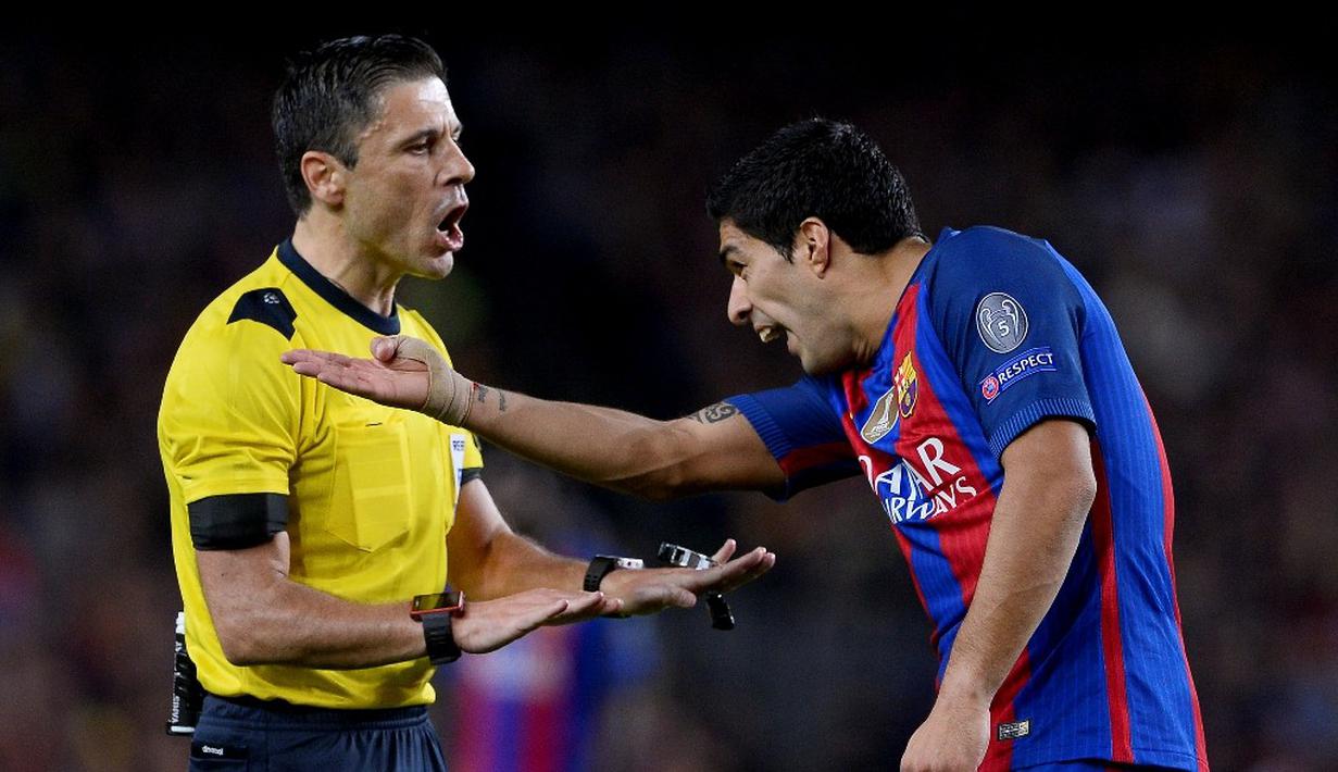 Striker Barcelona, Luis Suarez, memprotes wasit setelah dilanggar pemain Manchester City dalam laga Grup C Liga Champions di Camp Nou, Barcelona, Kamis (20/10/2016) dini hari WIB. (AFP/Josep Lago)