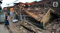 Warga melewati puing bangunan yang rusak akibat gempa berkekuatan magnitudo 5,6 di kawasan Cibeureum, Cianjur, Jawa Barat, Selasa (22/11/2022). Kawasan Cibeureum merupakan salah satu kawasan yang parah akibat gempa bumi dimana puluhan rumah mengalami kerusakan berat dengan beberapa korban yang diduga masih tertimbun bangunan rumah. (merdeka.com/Arie Basuki)