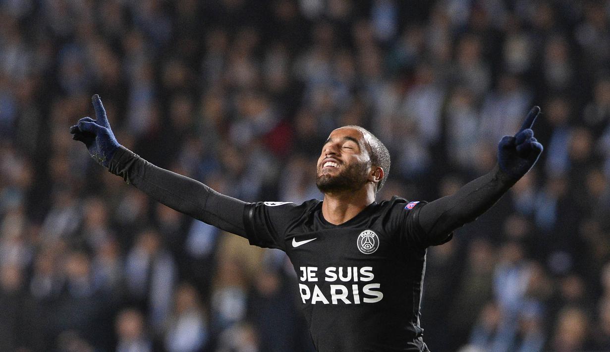 Gelandang PSG, Lucas Moura merayakan gol yang dicetaknya pada laga Liga Champions melawan Malmo FF di Swedia, Rabu (25/11/2015) WIB dini hari. PSG berhasil lolos ke babak 16 besar. (AFP Photo/Jonathan Nackstrand)