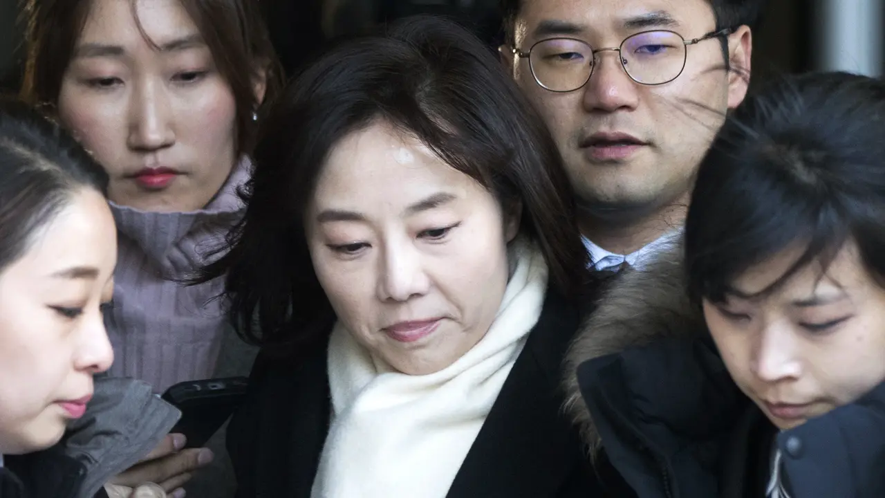 Cho Yoon-sun merupakan menteri aktif Korsel pertama yang ditahan. Ia diduga terlibat skandal yang menyeret Presiden Park