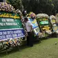 Penampakan karangan bunga ucapan duka cita untuk Probosutedjo yang dipajang di Jalan Diponegoro, Jakarta, Senin (26/3). Probosutedjo meninggal dunia pada usia 87 tahun. (Liputan6.com/Arya Manggala)