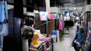 Seorang pedagang menunggu pembeli di kios sementara Blok V Pasar Senen, Jakarta, Selasa (24/6/14). (Liputan6.com/Faizal Fanani)